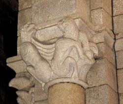detalle de capitel do templo con leóns rampantes